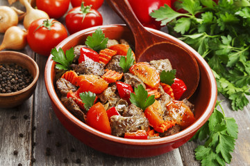 Chicken liver with sweet pepper and tomatoes