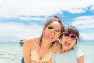 Obraz premium little girl and her mother have a good time at the seaside resort