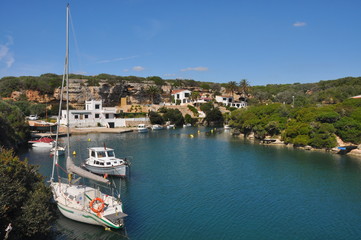 Fototapeta na wymiar Bucht mit Fischerbooten auf spanischer Insel Menorca