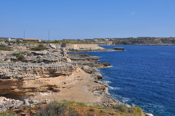 Fototapeta na wymiar Rauhe Küstenlandschaft auf spanischer Insel Menorca