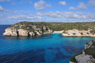 Fototapeta na wymiar Türkises Meer in Bucht auf Menorca, Balearen - Spanien