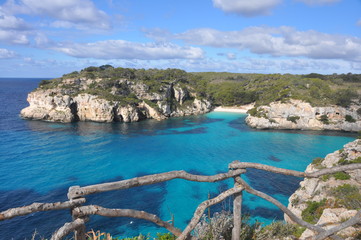 Obraz premium Türkises Meer in Bucht auf Menorca, Balearen - Spanien