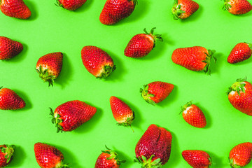 Fototapeta na wymiar Ripe strawberry, red fruit pattern, seamless natural texture with fruits on green background