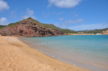 Blick über Küstenlandschaft mit Strand auf Menorca, Spanien