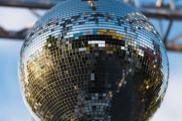 Disco-Kugel bei einem Open Air Event unter freiem Himmel