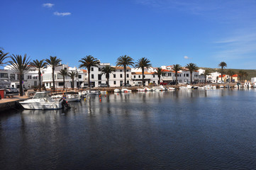 Bucht mit Fischerbooten in kleinem Ort auf Menorca