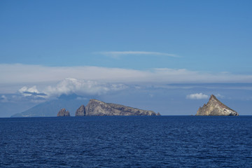 Felsformation mit der Insel Stromboli im Hintergrund