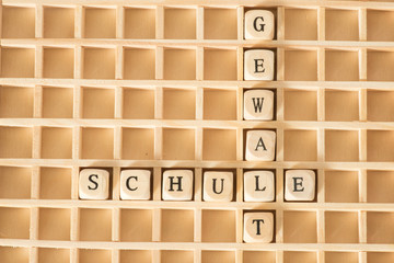 Holzbuchstaben und Worte Schule und Gewalt