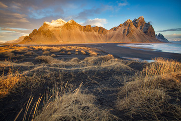 vesturhorn mountain spettacolare monte islandese affacciato su dune  di sabbia nera illuminato dal primo sole del mattino Islanda Europa