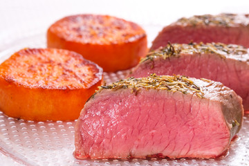 Rosa Lammfleisch vom Lammrücken und Süßkartoffeln