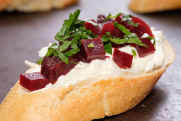 Rote Bete und Frischkäse Meerrettich Petersilie auf Baguette