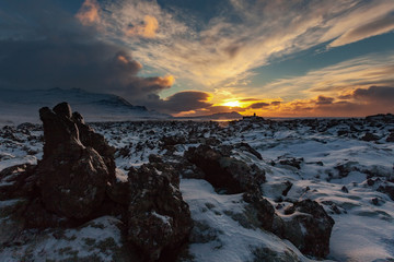 una valle con cumuli di lava piovuti durante una vecchia eruzione al tramonto Islanda Europa