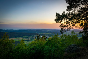 Fototapeta na wymiar Sonnenuntergang mit blick vom berg auf das Thal im bayerischen Wald