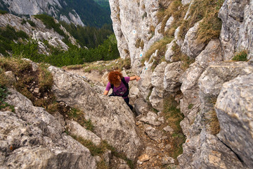 Obraz premium Woman climbing into the mountains