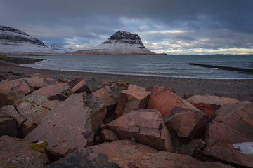  Kirkjufell, città di Grundarfjordur, montagna pittoresca dell'Islanda occidentale  con caratteristica forma a cappello di fata Islanda Europa