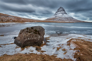  Kirkjufell, città di Grundarfjordur, montagna pittoresca dell'Islanda occidentale  con caratteristica forma a cappello di fata Islanda Europa