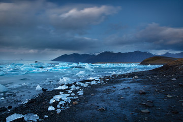 La laguna di Jokulsarlon, blocchi di ghiaccio frammentati dalle onde chiamata anche spiaggia di diamanti Islanda Europa