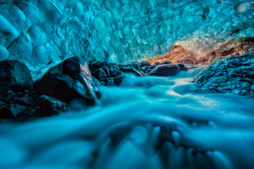 grotta di ghiaccio azzurro con ruscello sottostante Islanda Europa
