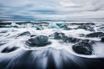 La laguna di Jokulsarlon, blocchi di ghiaccio frammentati dalle onde chiamata anche spiaggia di diamanti Islanda Europa