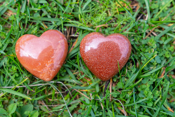 Zwei Herzen aus Stein im Rasen - Glückssteine