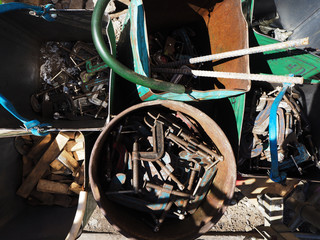 空き缶に入った工具