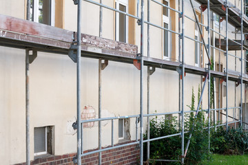 scaffolded house wall before the renovation