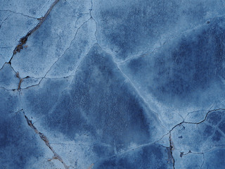 ひび割れた青い壁