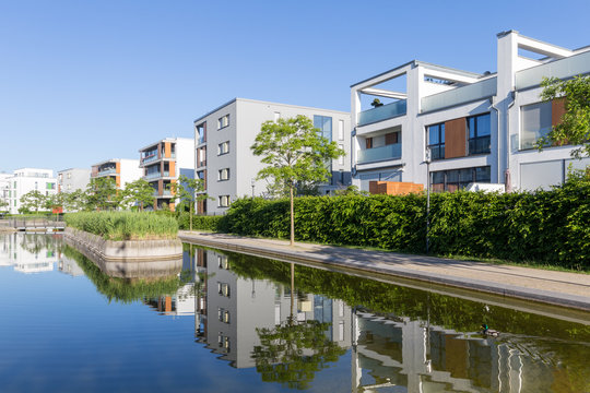 Modernes Wohngebiet in einer Parkanlage