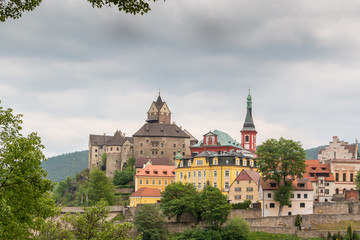 Fototapeta na wymiar Schloss Loket an der Eger. Romantisches Schloss mit bunten Häusern. Ritterburg in Tschechien