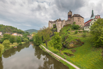 Schloss Loket an der Eger. Romantisches Schloss mit bunten H&auml;usern. Ritterburg in Tschechien