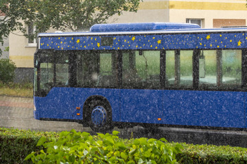 Ein Bus fährt bei Starkregen durch die Stadt