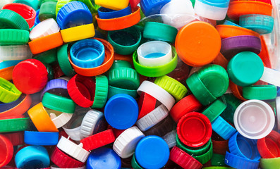 Tampinhas de plástico coloridas para reciclagem