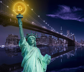 Fototapeta premium New york skyline with liberty holding bitcoin