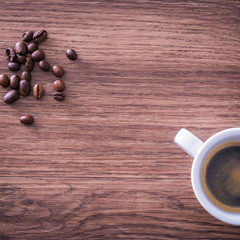 Kaffee auf dem Holztisch