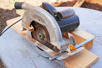 Working manual circular saw