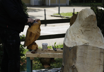 Holzbildhauer schmiert Holzkunstwerk