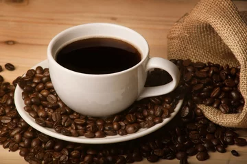 Crédence de cuisine en verre imprimé Coffee cup and coffee beans on table,Cup of coffee and beans on wooden background
