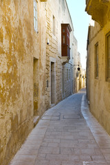 Fototapeta na wymiar Street with traditional maltese buildings in Mdina