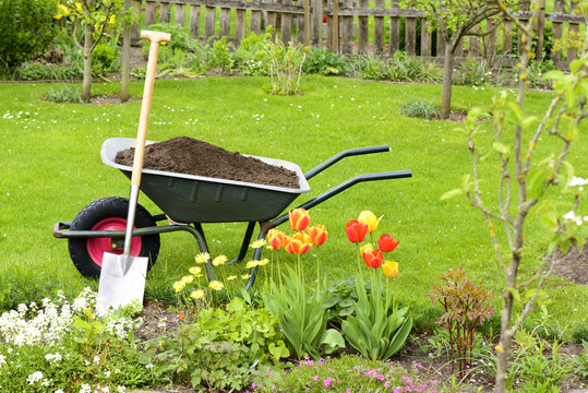 Schubkarre mit Compost f&uuml;r die Blumenbeete
