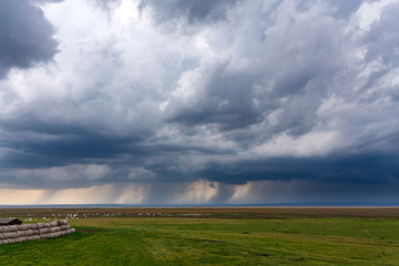 Landschaft am Neusiedlersee mit schweren Regenwolken und heftigen Regen