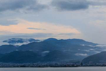 Obraz premium 山並みと雲、湖