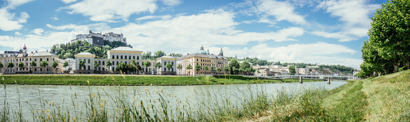 Fototapeta na wymiar Panorama Salzburger Altstadt: Universität Salzburg, Festung Hohensalzburg, Salzach