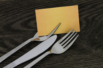 Essbesteck mit einer leeren Visitenkarte