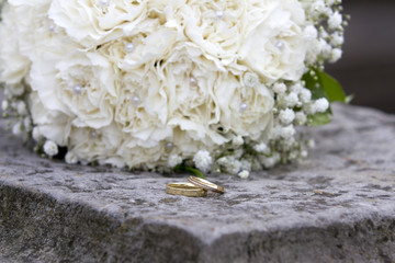 Hochzeitsringe auf einem Blumenbouquet