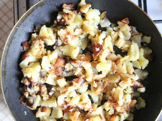 close-up fried potatoes in a frying pan