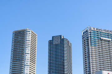 Fototapeta na wymiar 隅田川沿いの高層マンション High-rise condominium