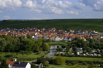 Fototapeta premium Weinort Nordheim am Main inmitten der Weinberge an der Volkacher Mainschleife, Unterfanken, Bayern, Deutschland