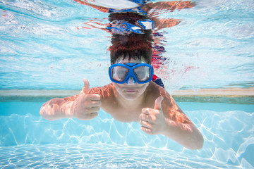 Boy in mask dive in swimming pool - obrazy, fototapety, plakaty