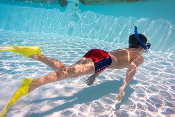 Boy in mask dive in swimming pool © Sergiy Bykhunenko