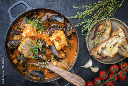&amp;quot;Traditionelle französisch korsische Fischsuppe mit Muscheln und ...